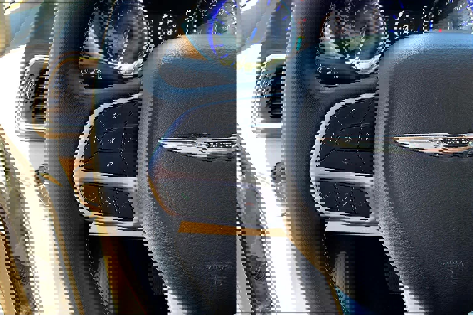 Used 2024 Chrysler Pacifica Touring-L image 24