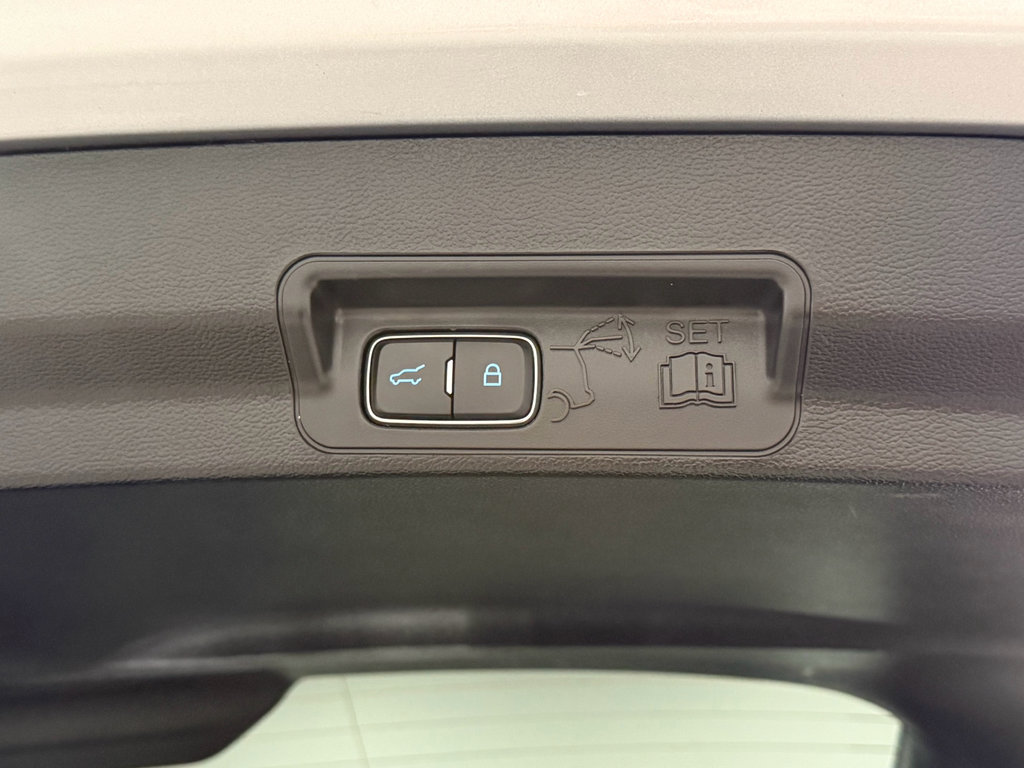 Certified 2022 Ford Explorer XLT w/ Equipment Group 202A image 33