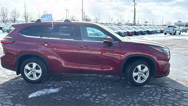 Used 2021 Toyota Highlander LE image 6