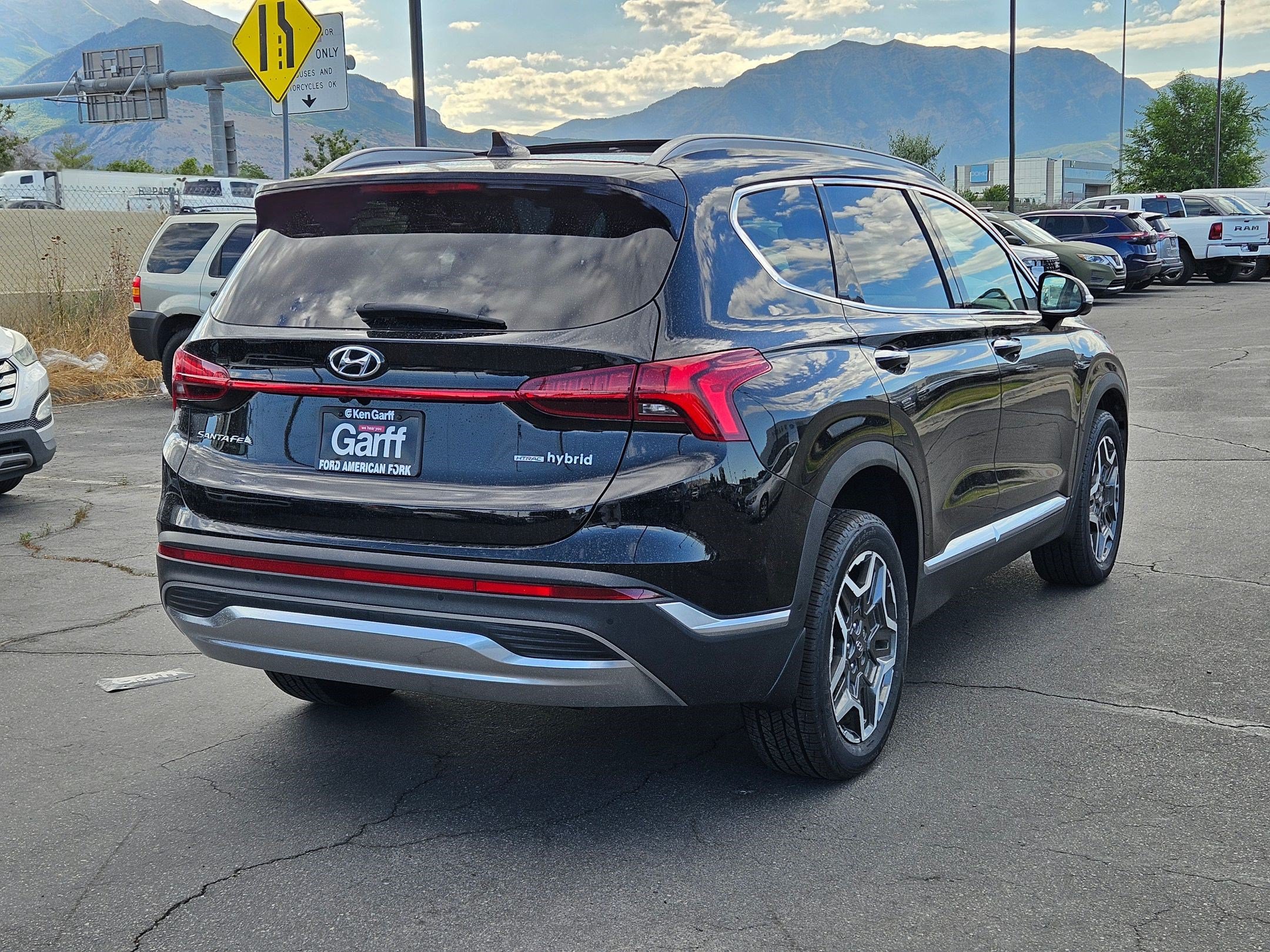 Used 2023 Hyundai Santa Fe Limited w/ Cargo Package AWD/4WD image 3