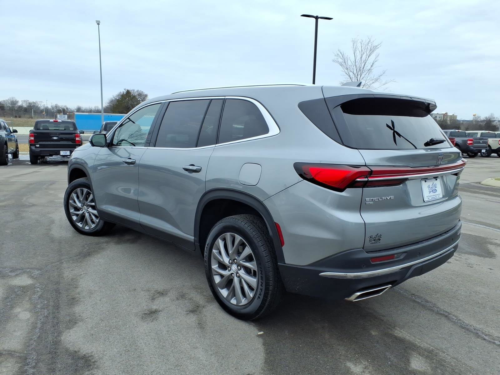 Used 2025 Buick Enclave Preferred image 3