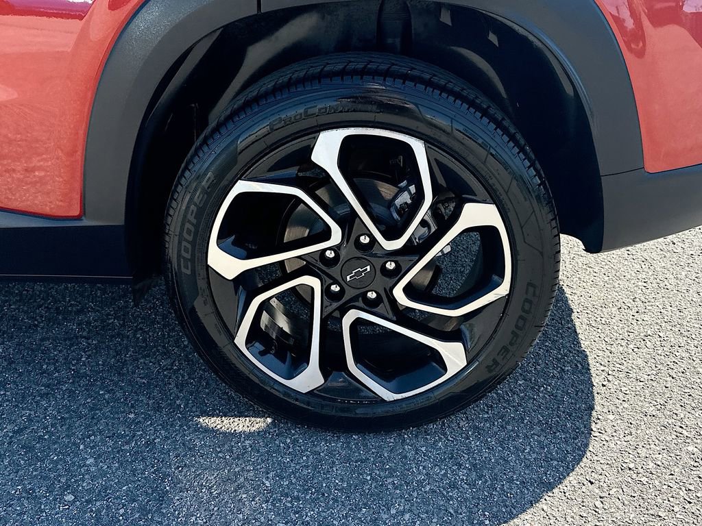 Used 2024 Chevrolet Trax RS w/ Sunroof Package FWD image 24