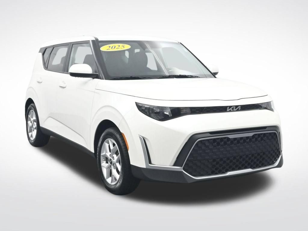 Used 2025 Kia Soul LX w/ LX Technology Package FWD image 3