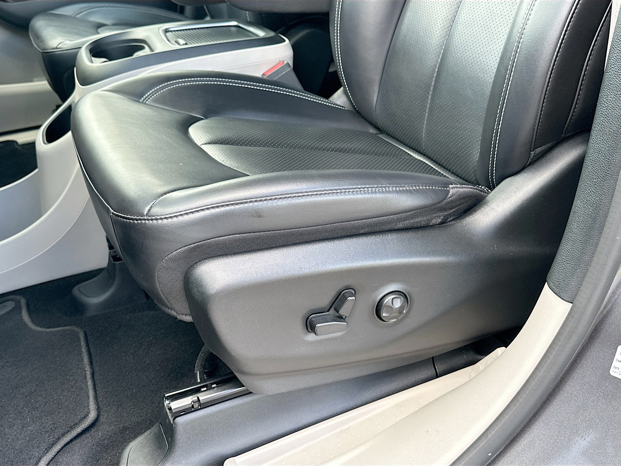 Used 2023 Chrysler Pacifica Touring-L image 18