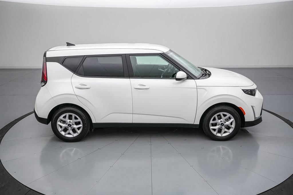Used 2025 Kia Soul LX w/ LX Technology Package FWD image 4