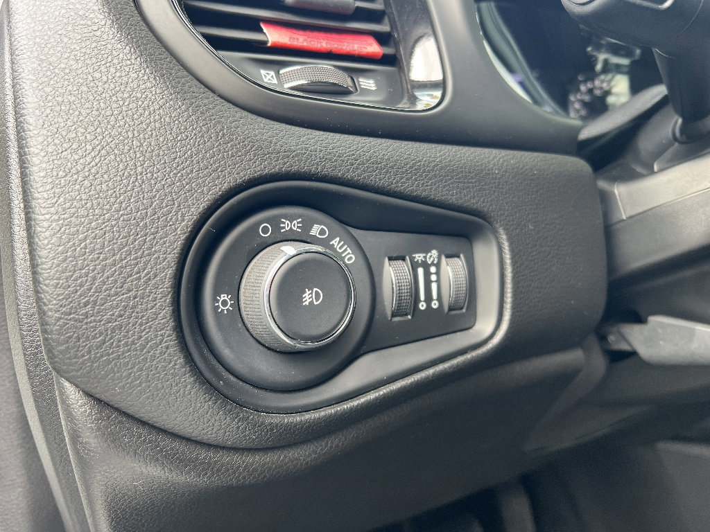 Used 2018 Jeep Renegade Altitude AWD/4WD image 18
