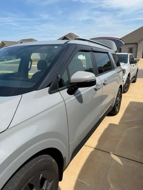 Used 2025 Kia Carnival EX FWD image 1