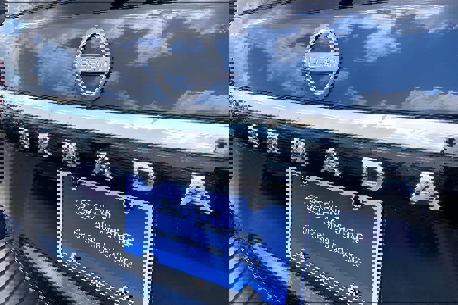 Used 2023 Nissan Armada SL w/ Captain's Chairs Package image 30