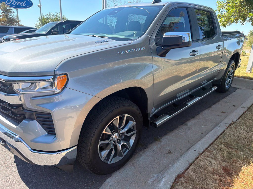 Used 2025 Chevrolet Silverado 1500 LT AWD/4WD image 3