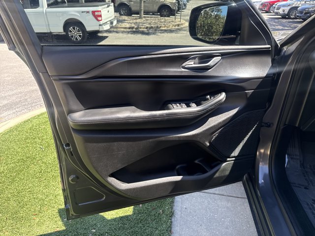 Used 2025 Jeep Grand Cherokee Altitude RWD image 12