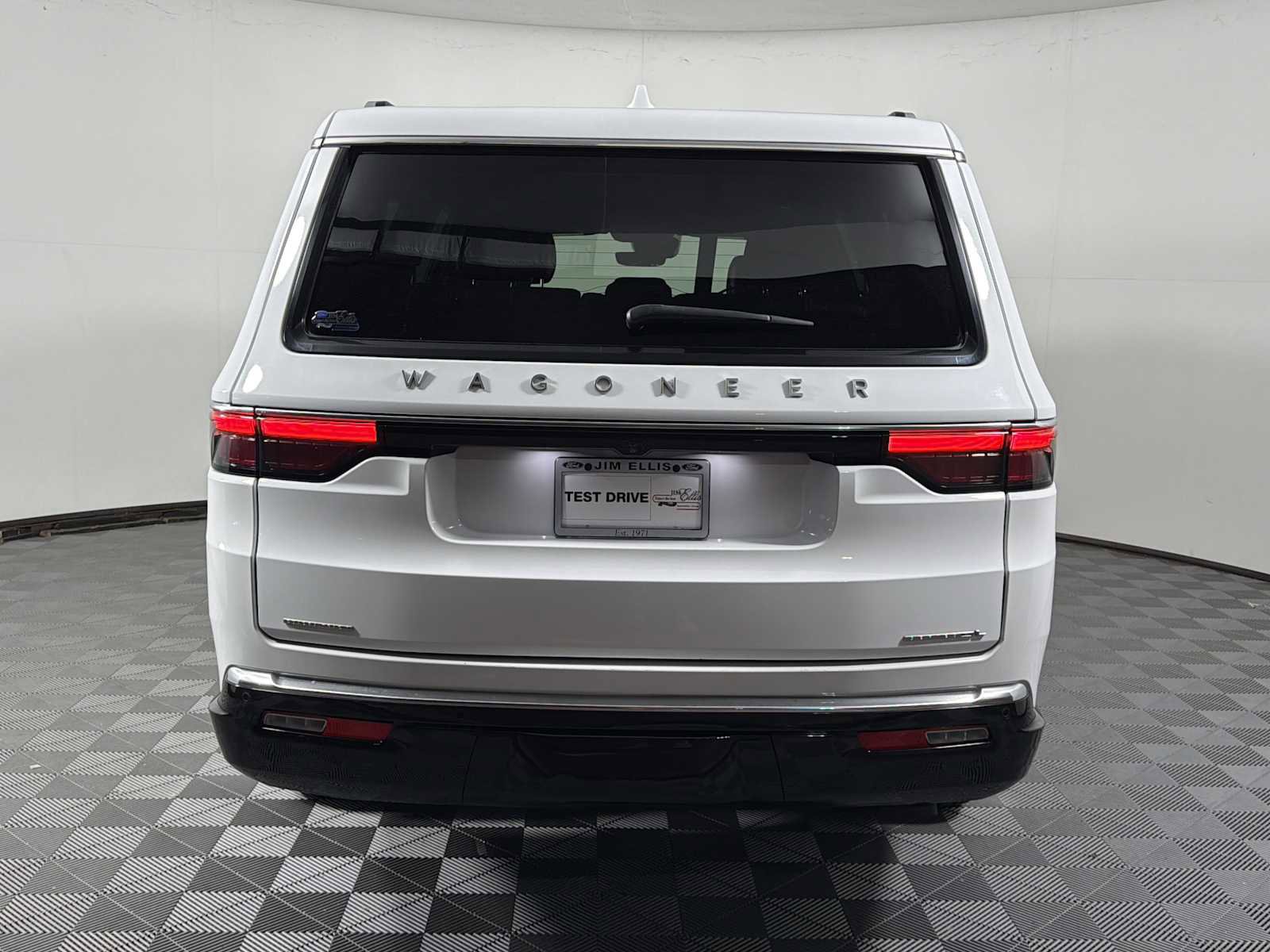 Used 2023 Jeep Wagoneer L Series II AWD/4WD image 6