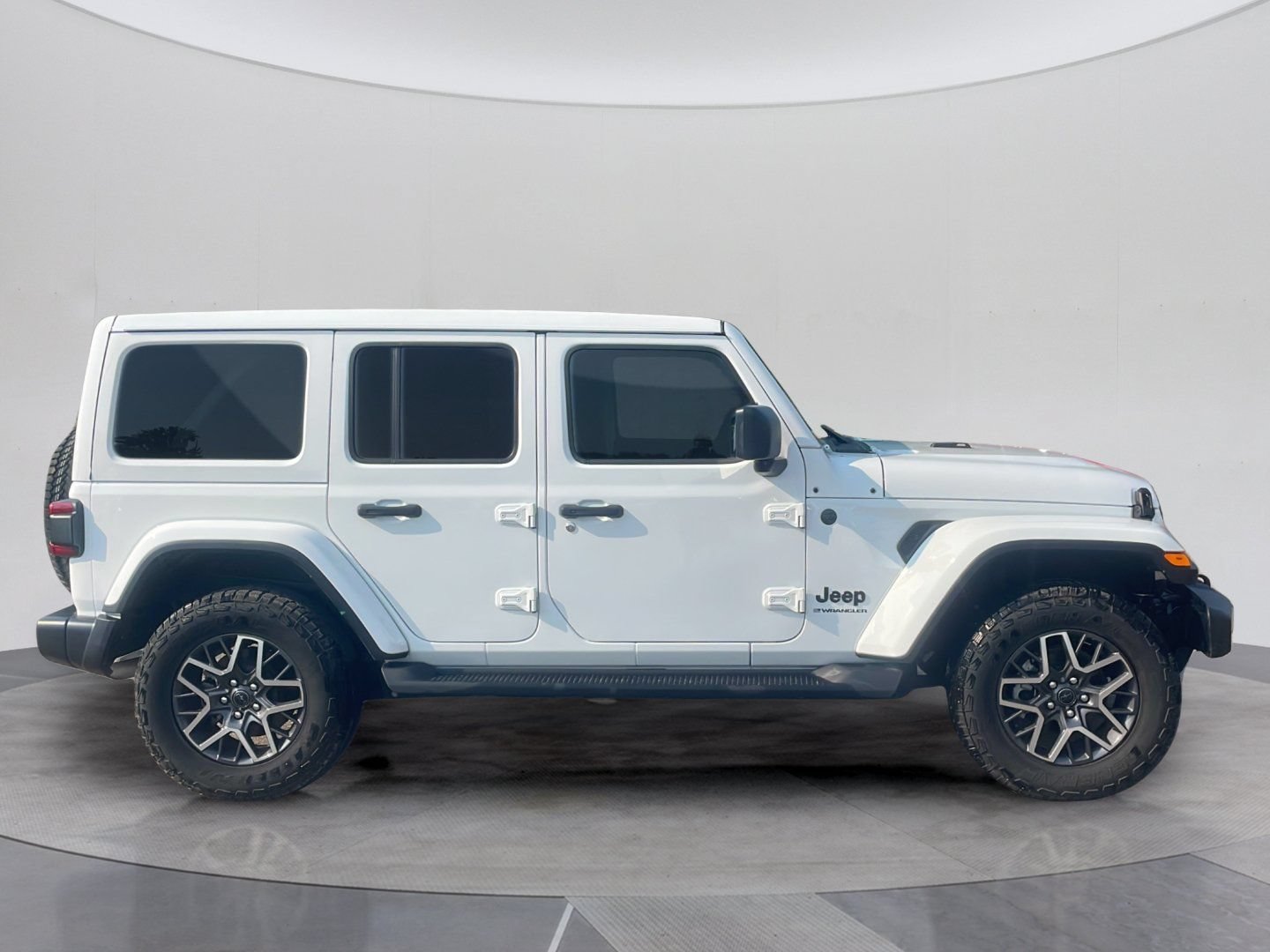 Used 2025 Jeep Wrangler Unlimited Sahara AWD/4WD image 9