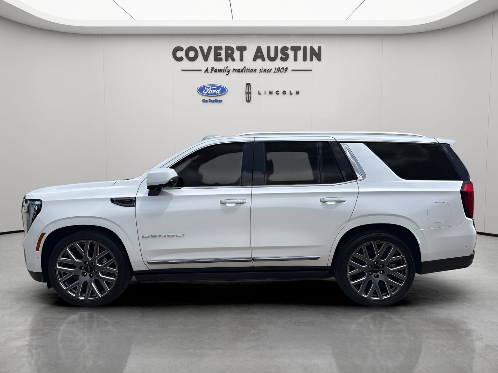Used 2025 GMC Yukon Denali Ultimate AWD/4WD image 3