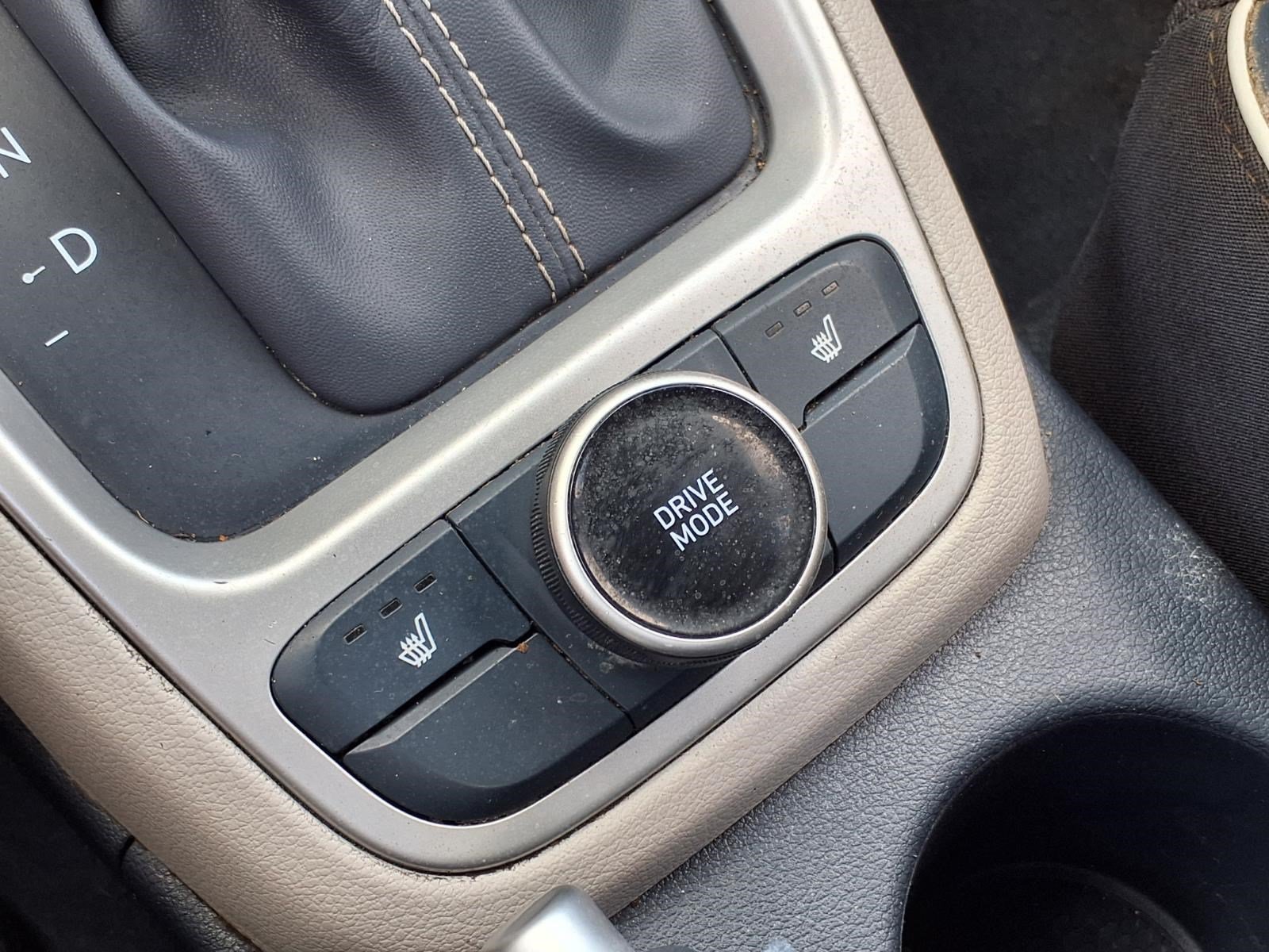 Used 2025 Hyundai Venue Limited FWD image 18