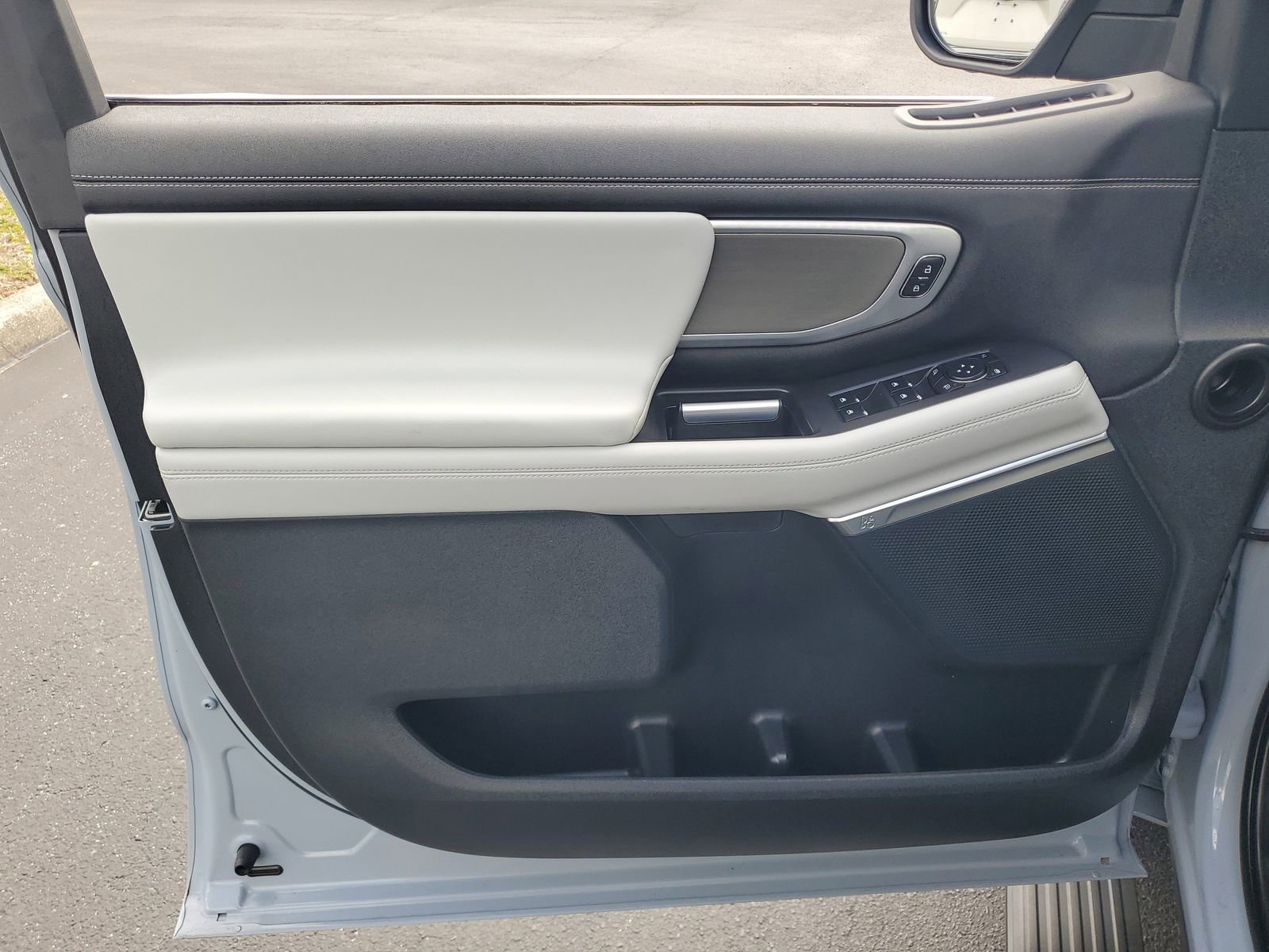 Certified 2025 Ford Expedition Platinum AWD/4WD image 16