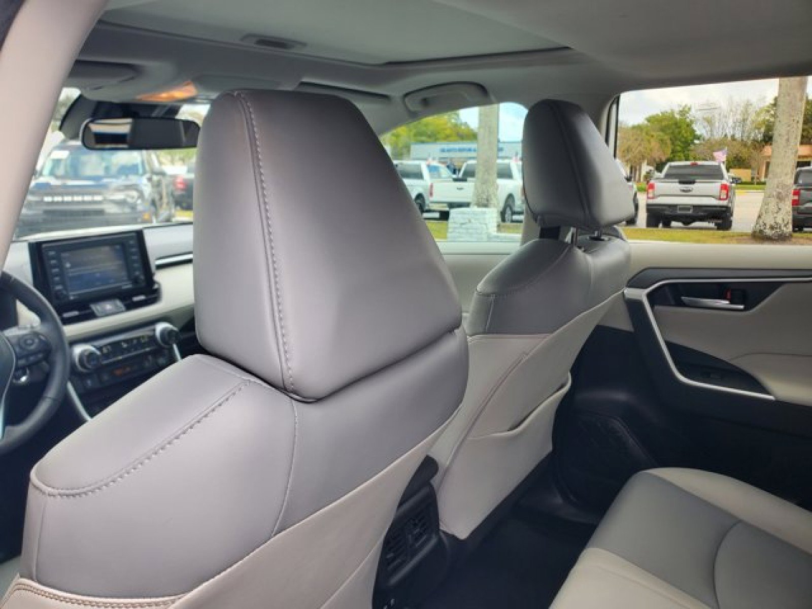 Used 2021 Toyota RAV4 XLE Premium image 30