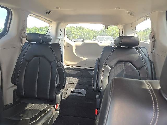 Used 2023 Chrysler Pacifica Touring-L FWD image 6