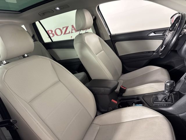 Used 2018 Volkswagen Tiguan SE w/ Panoramic Sunroof Package image 16