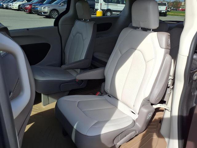 Used 2021 Chrysler Voyager Lxi image 16