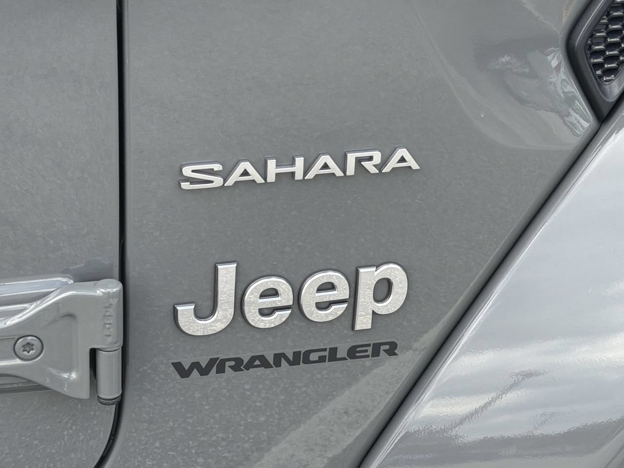 Used 2022 Jeep Wrangler Unlimited Sahara w/ LED Lighting Group AWD/4WD image 9