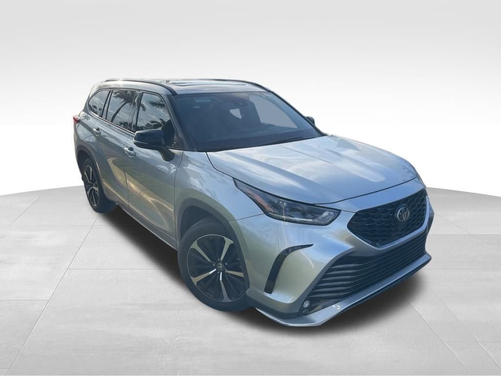 Used 2022 Toyota Highlander XSE image 2