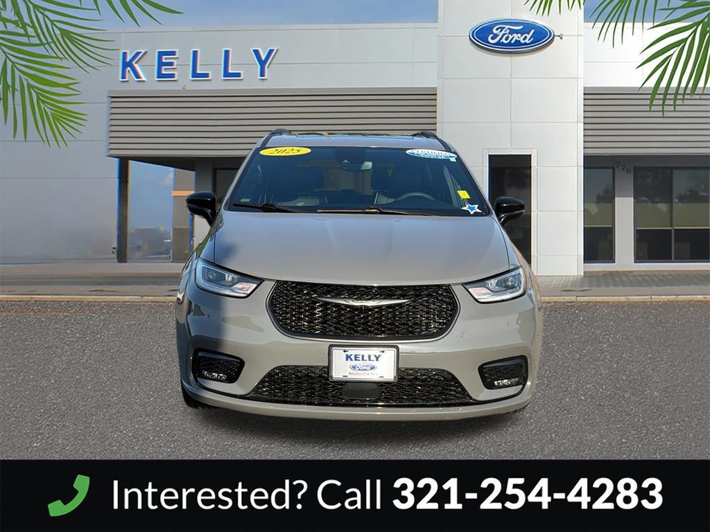 Used 2025 Chrysler Pacifica Limited FWD image 9