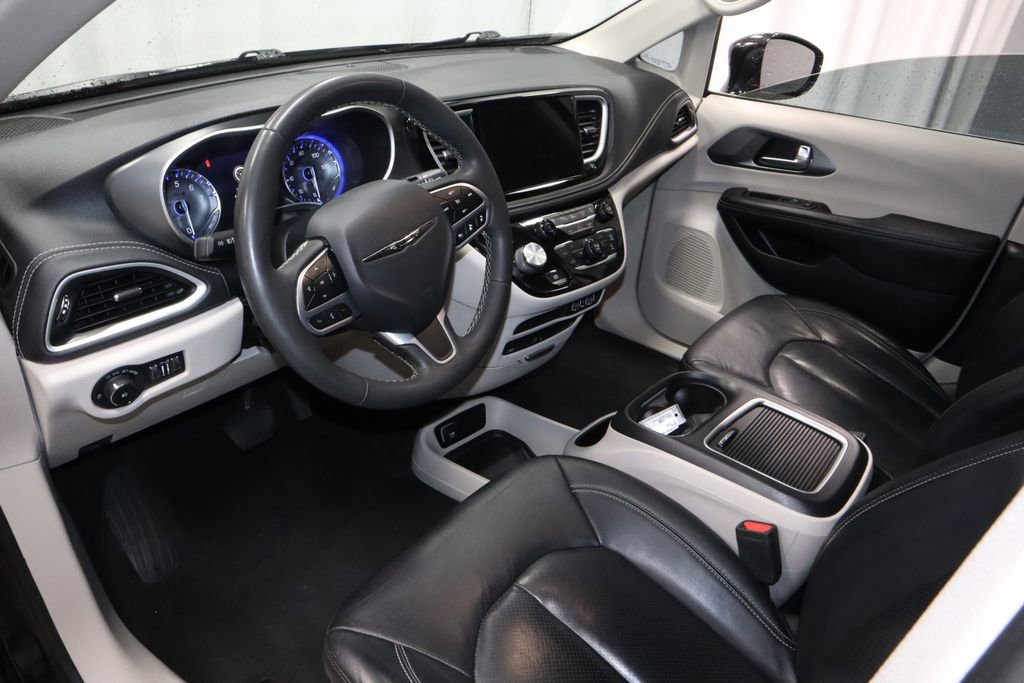 Used 2022 Chrysler Pacifica Touring-L w/ Uconnect Theater Family Group FWD image 26