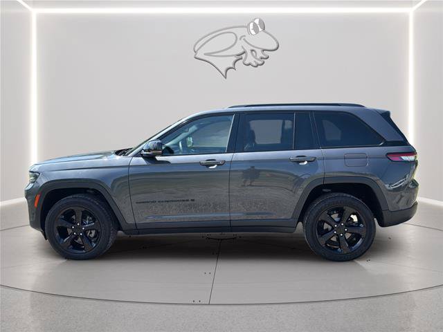 Used 2022 Jeep Grand Cherokee Altitude AWD/4WD image 2