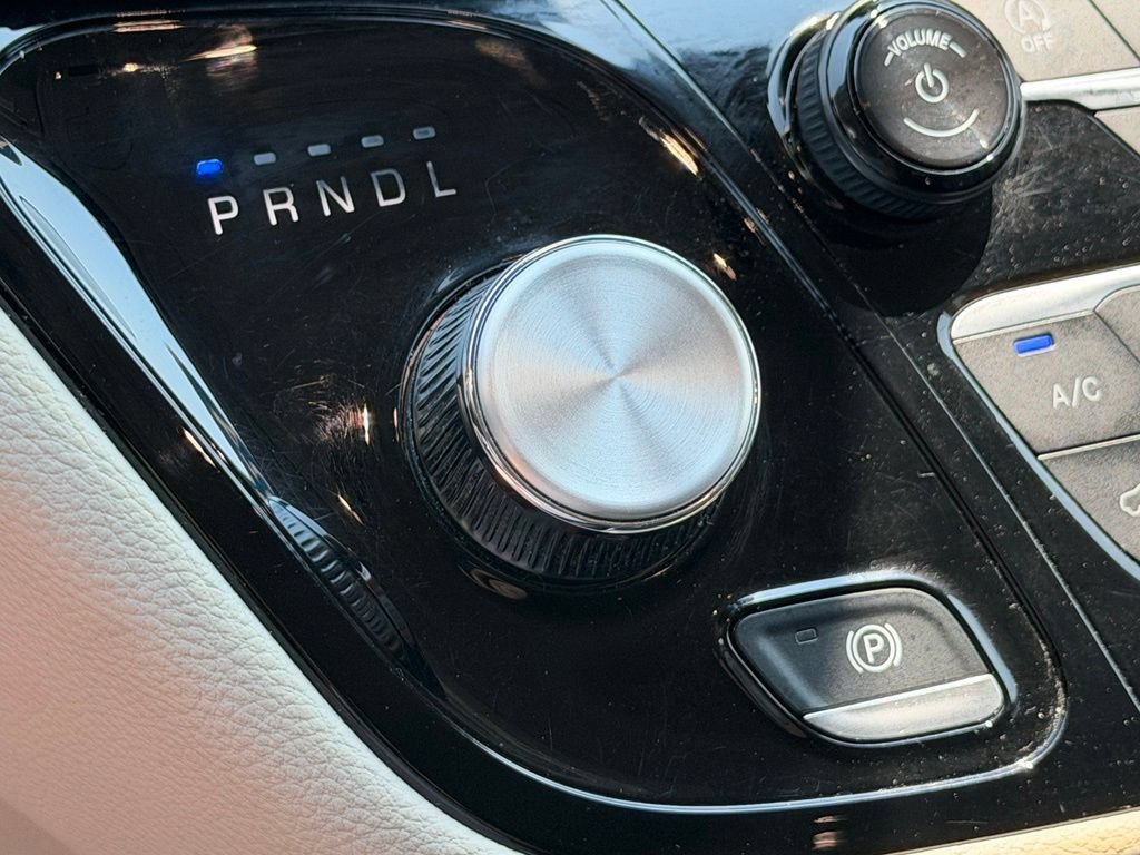 Used 2024 Chrysler Pacifica Touring-L FWD image 16