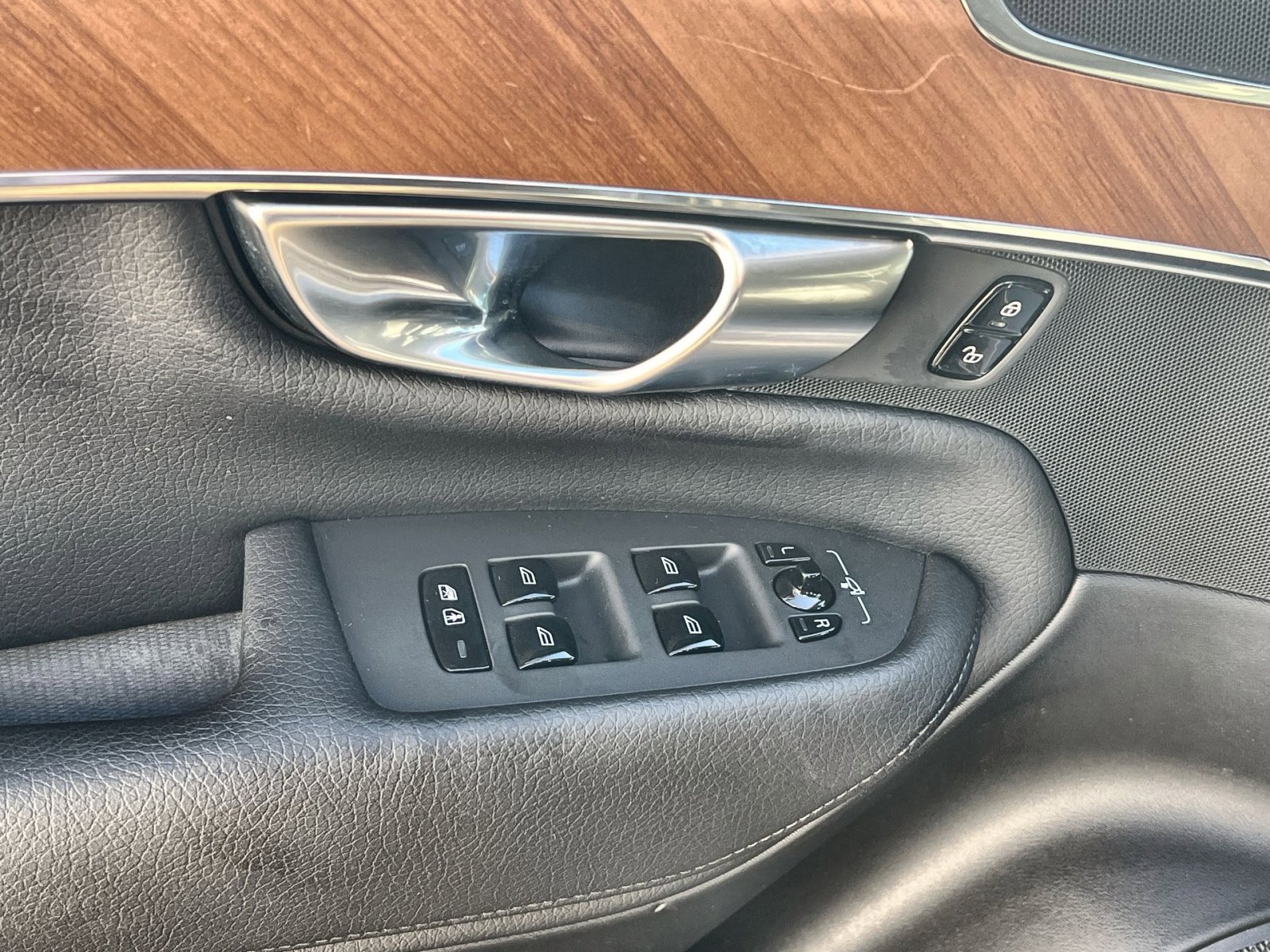 Used 2022 Volvo XC90 T6 Momentum w/ Climate Package image 15