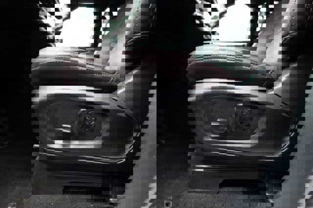 Certified 2025 Ford Explorer Platinum w/ Ultimate Package AWD/4WD image 15