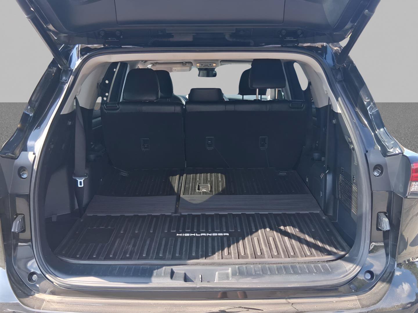 Used 2022 Toyota Highlander XLE FWD image 8