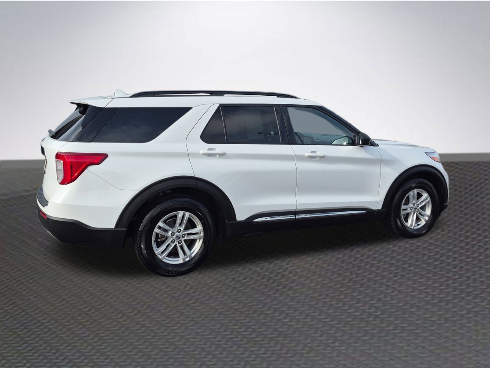 Certified 2020 Ford Explorer XLT w/ Equipment Group 202A image 4