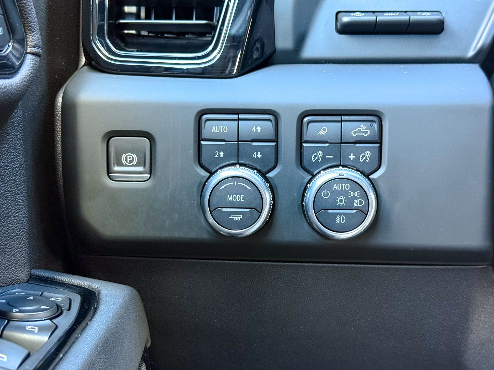 Used 2024 GMC Sierra 1500 AT4 w/ Technology Package image 32