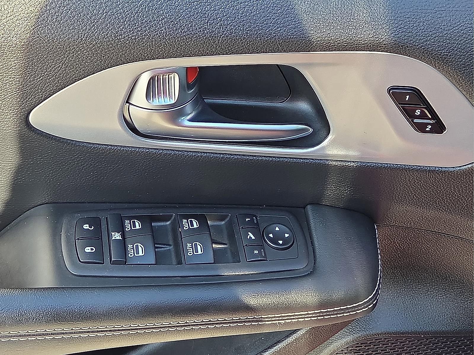 Used 2025 Chrysler Pacifica Limited image 14