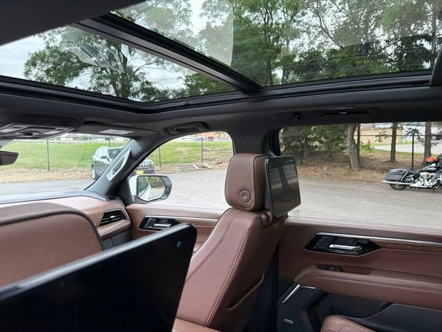 Used 2025 Chevrolet Suburban High Country AWD/4WD image 21