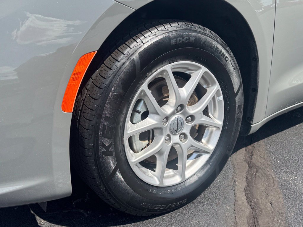 Used 2025 Chrysler Pacifica Select FWD image 30