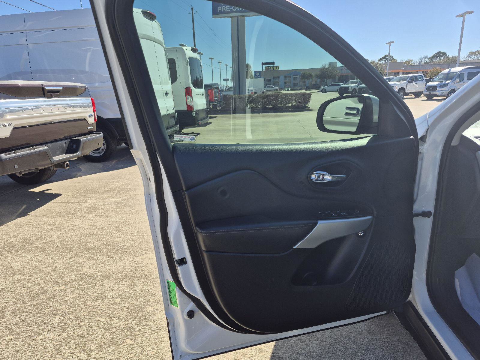 Used 2018 Jeep Cherokee Latitude Plus image 13