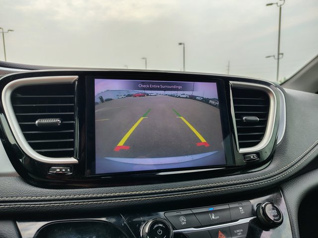 Used 2022 Chrysler Pacifica Touring FWD image 4