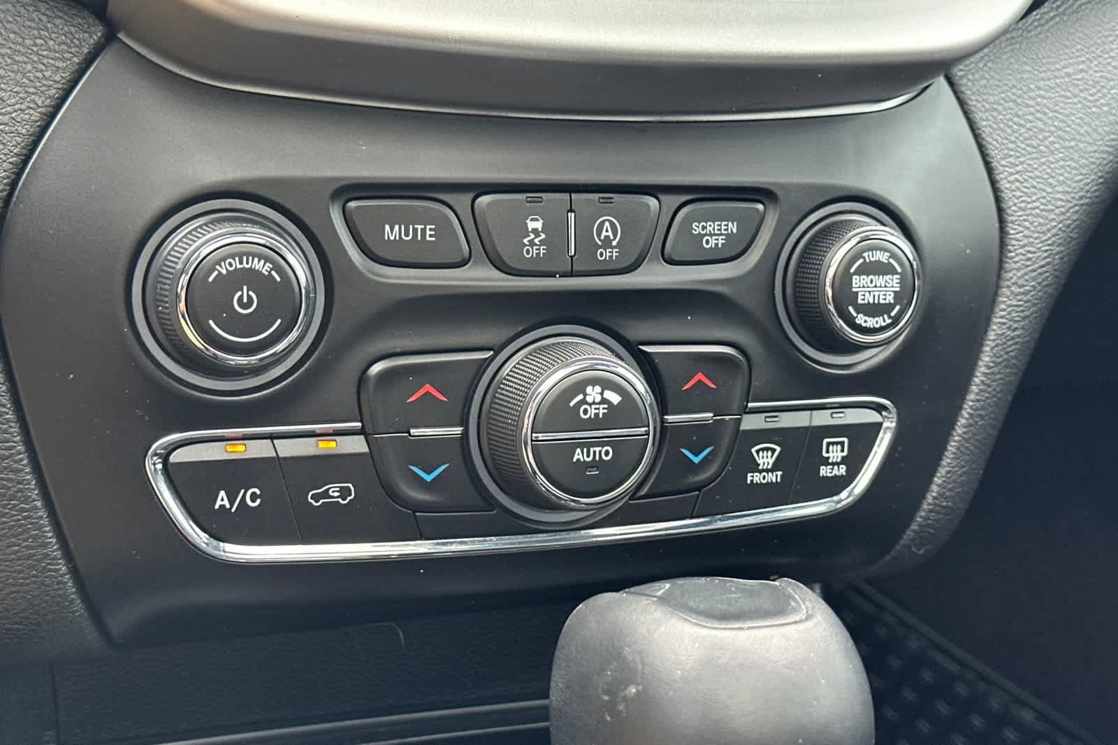 Used 2019 Jeep Cherokee Trailhawk AWD/4WD image 20