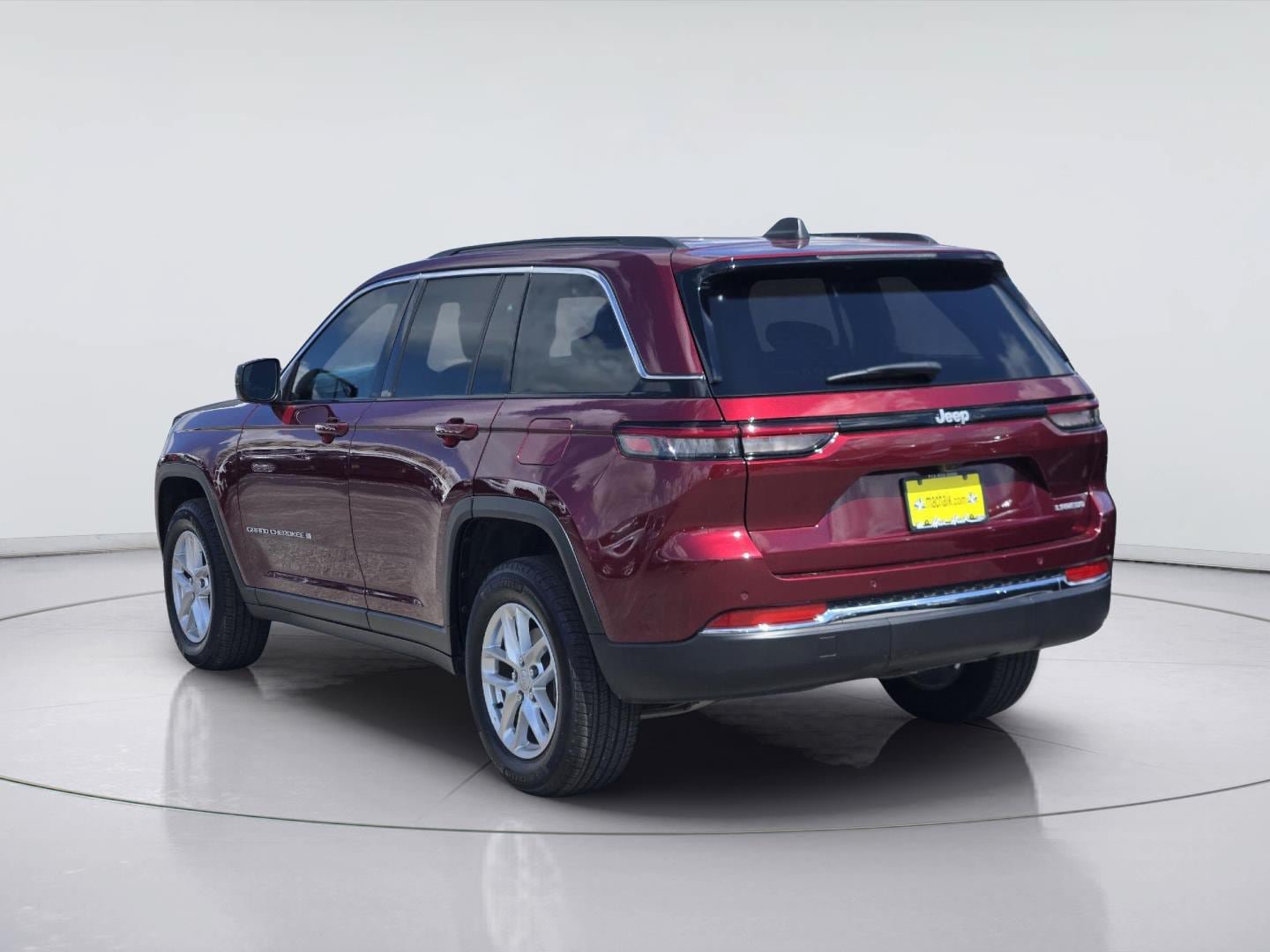 Used 2025 Jeep Grand Cherokee Laredo X RWD image 8