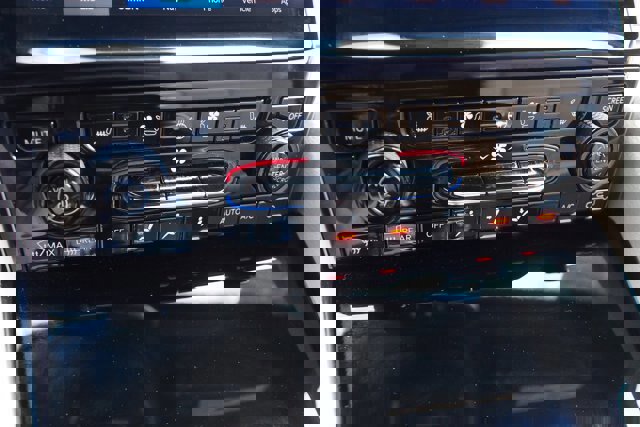 Used 2025 Jeep Grand Cherokee L Limited w/ Luxury Tech Group II image 29