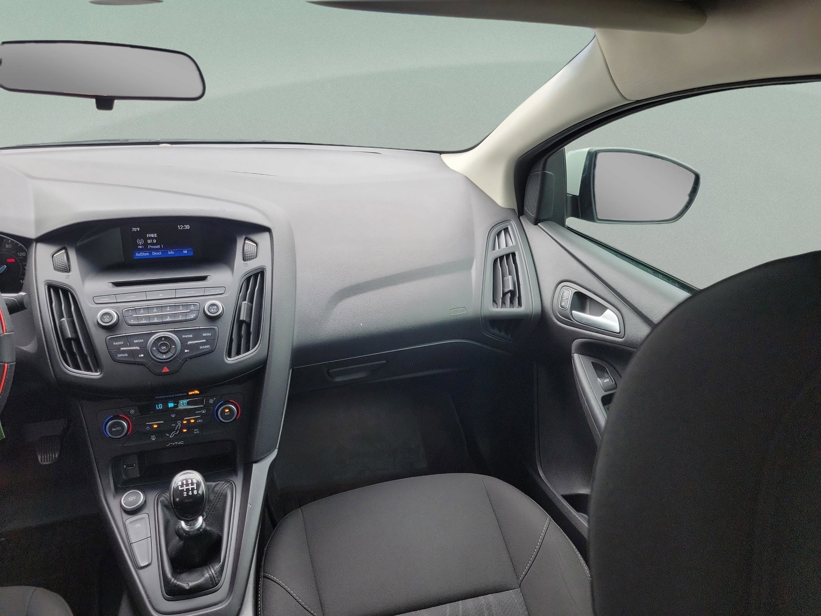 Certified 2017 Ford Focus SE FWD image 7