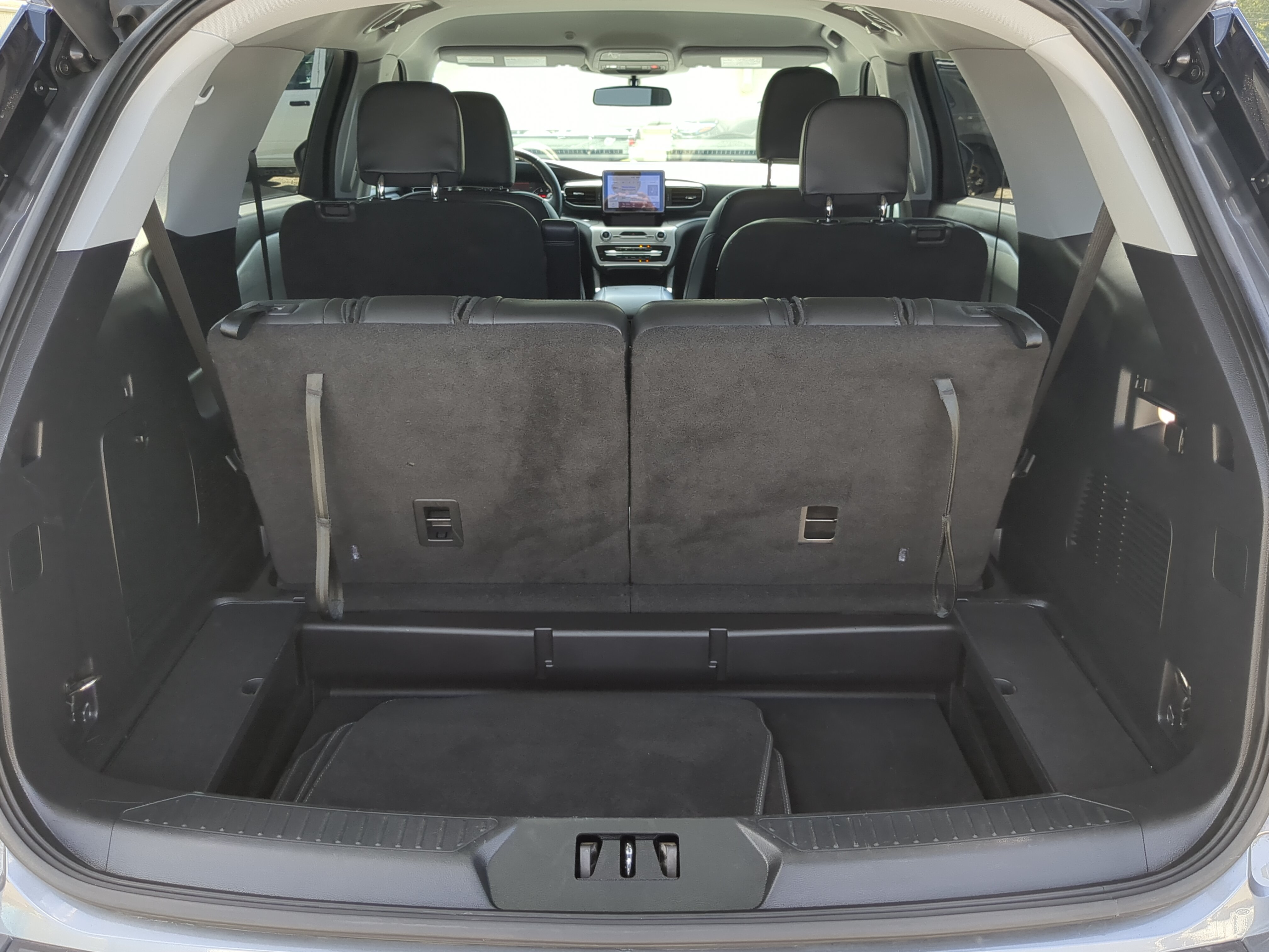 Certified 2022 Ford Explorer XLT w/ Equipment Group 202A RWD image 11