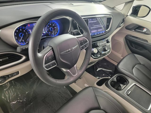 Used 2024 Chrysler Pacifica Touring-L FWD image 12