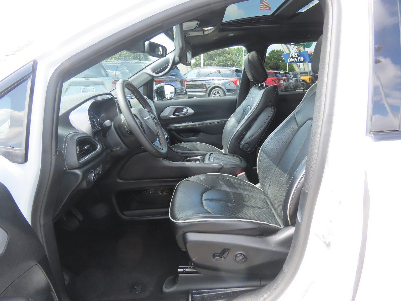 Used 2025 Chrysler Pacifica Limited FWD image 24