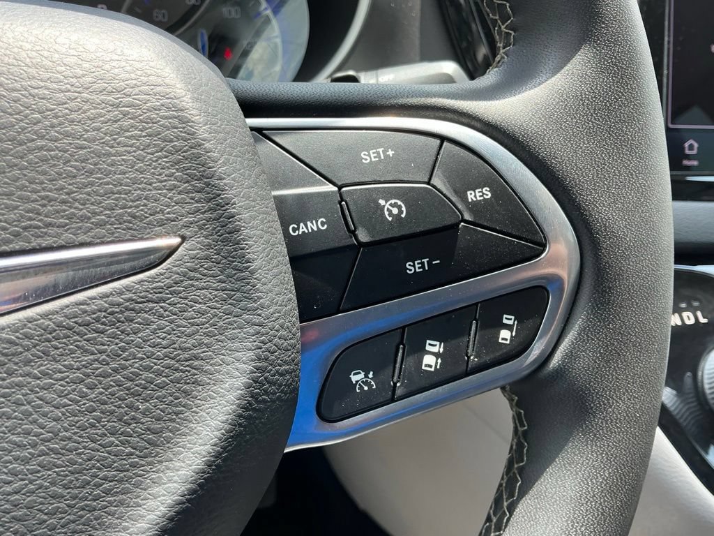 Used 2023 Chrysler Pacifica Touring-L FWD image 38