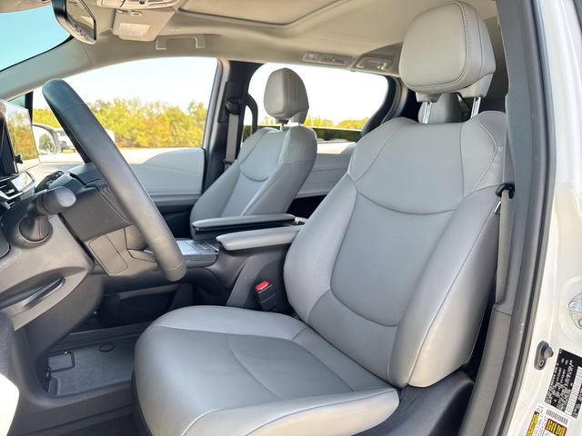 Used 2025 Toyota Sienna XLE AWD/4WD image 11