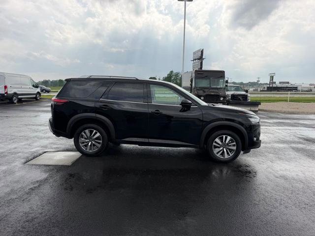 Used 2025 Nissan Pathfinder SL AWD/4WD image 2