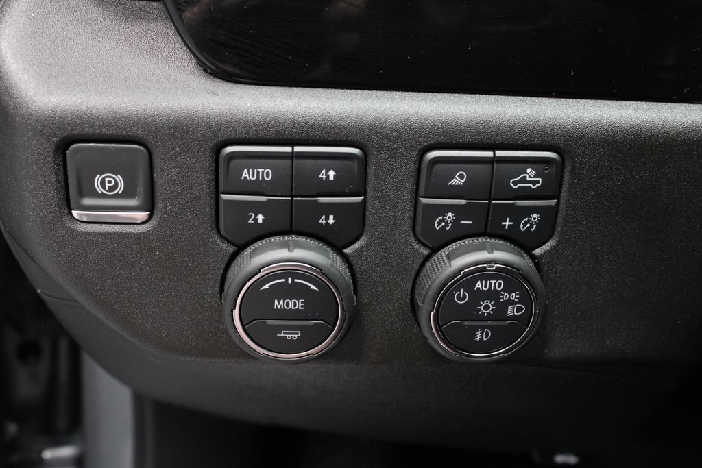 Used 2025 Chevrolet Silverado 1500 High Country w/ High Country Premium Package AWD/4WD image 28